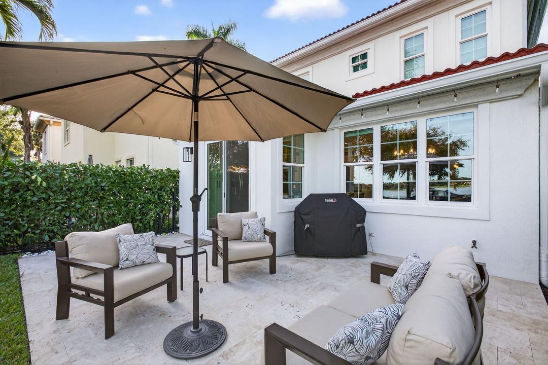 En Venta: $998,000 (3 camas, 2 baños, 2027 Pies cuadrados)