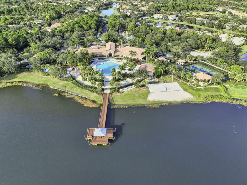 En Venta: $998,000 (3 camas, 2 baños, 2027 Pies cuadrados)