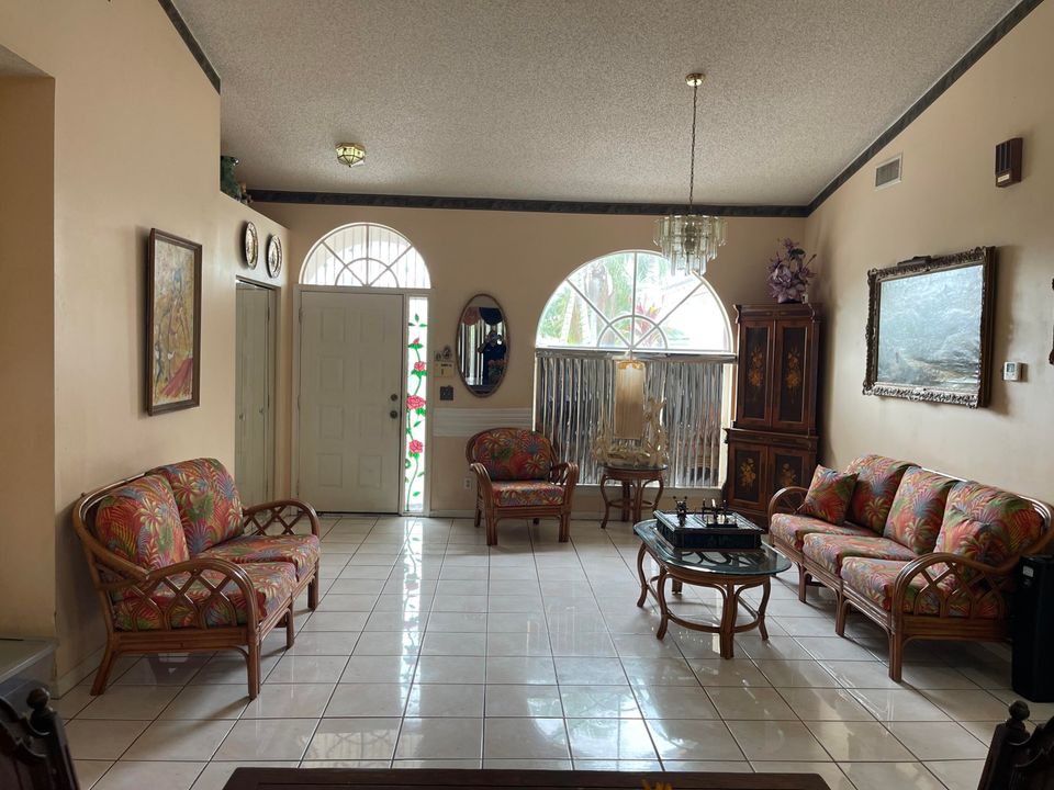 En Venta: $595,000 (4 camas, 2 baños, 2090 Pies cuadrados)