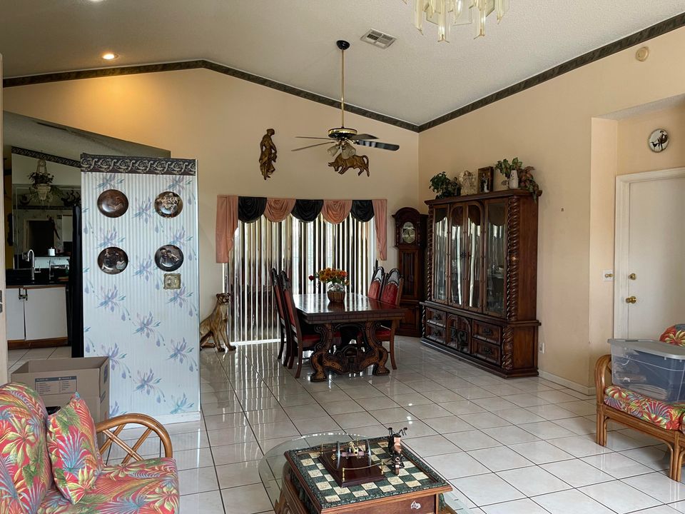 En Venta: $595,000 (4 camas, 2 baños, 2090 Pies cuadrados)