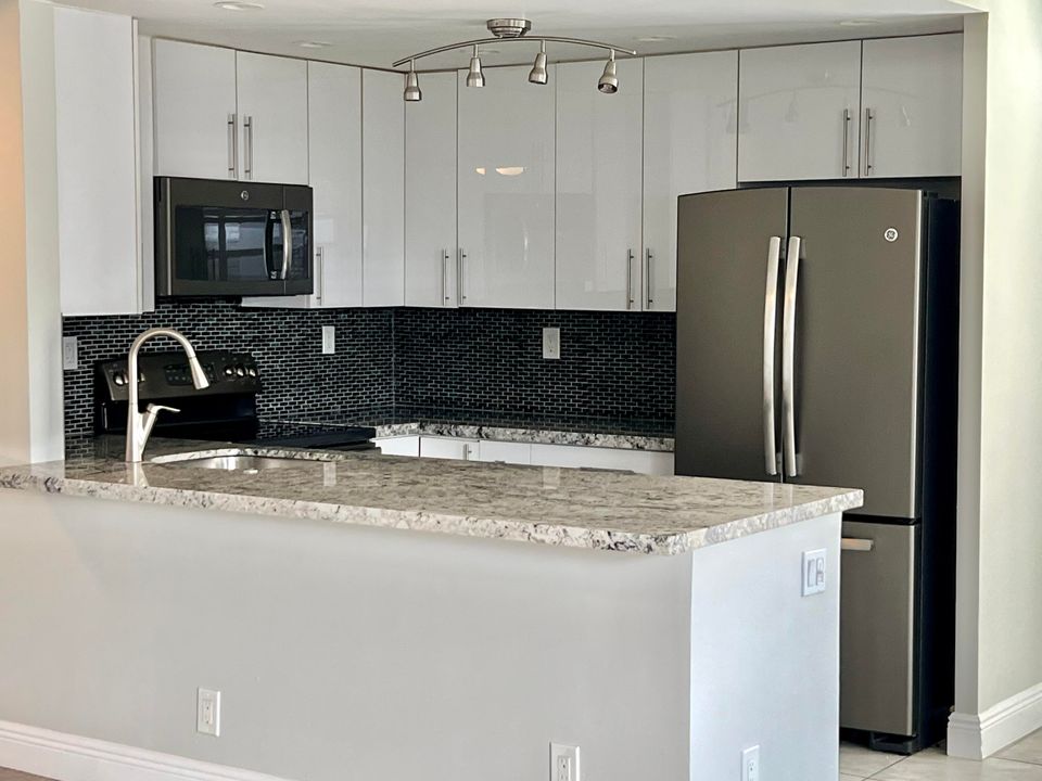 В аренду: $1,875 (2 спален, 2 ванн, 902 Квадратных фут)