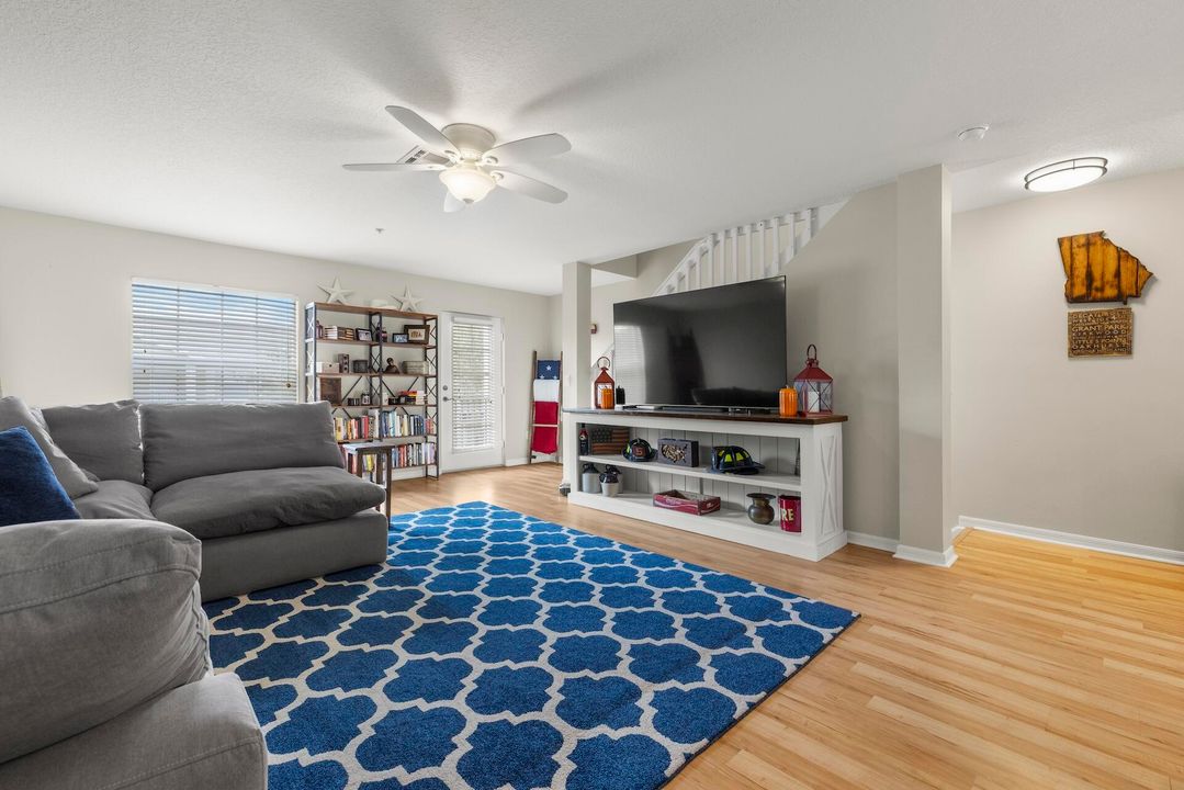 For Sale: $339,900 (3 beds, 3 baths, 1950 Square Feet)