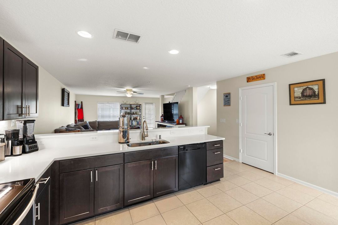 For Sale: $339,900 (3 beds, 3 baths, 1950 Square Feet)