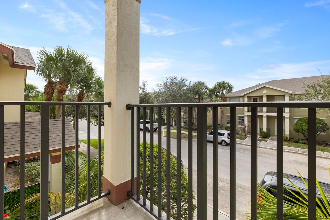 For Sale: $339,900 (3 beds, 3 baths, 1950 Square Feet)