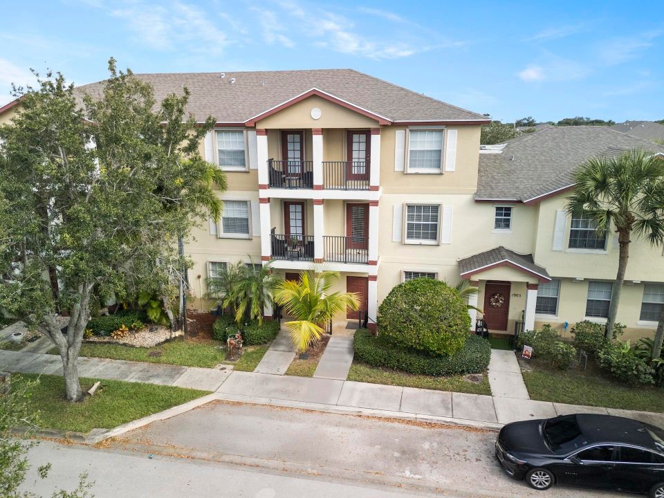 For Sale: $339,900 (3 beds, 3 baths, 1950 Square Feet)