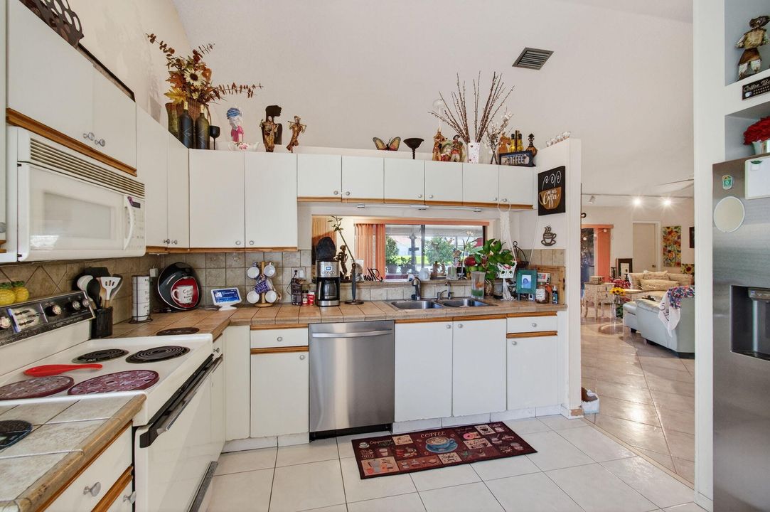 Active With Contract: $470,000 (3 beds, 2 baths, 1775 Square Feet)