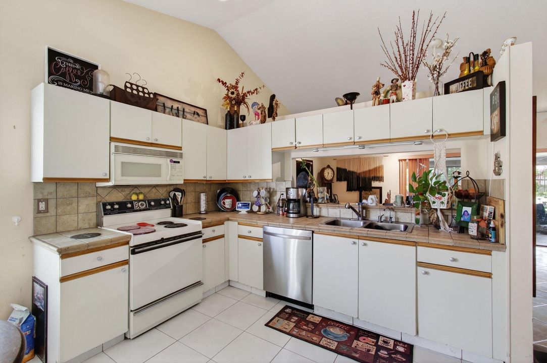 Active With Contract: $470,000 (3 beds, 2 baths, 1775 Square Feet)