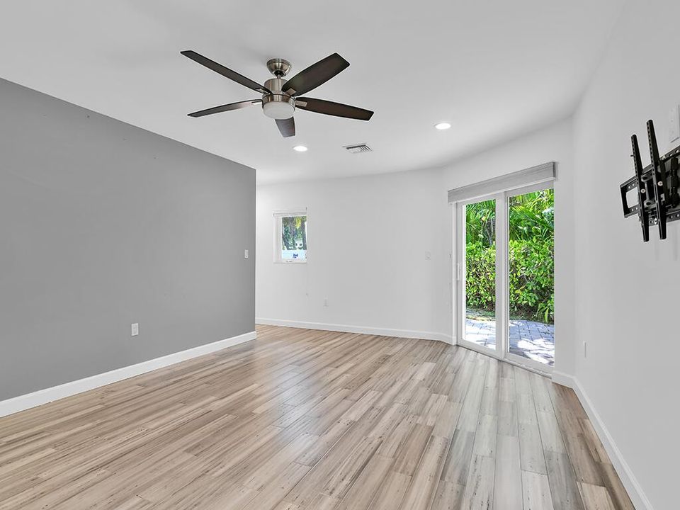 出租: $5,000 (4 贝兹, 3 浴室, 2053 平方英尺)