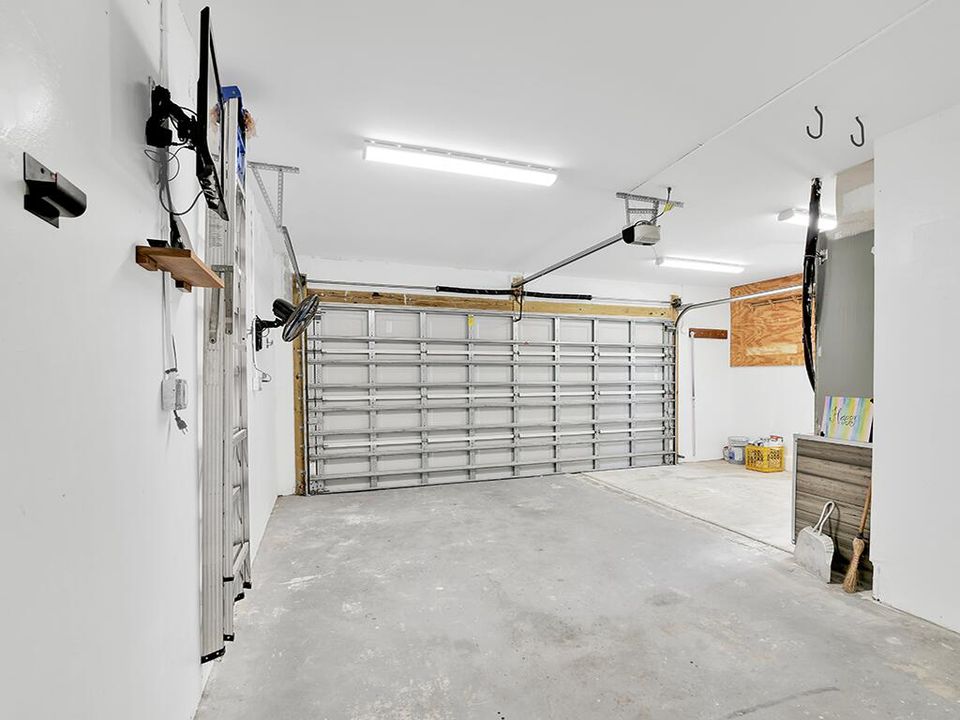 出租: $5,000 (4 贝兹, 3 浴室, 2053 平方英尺)