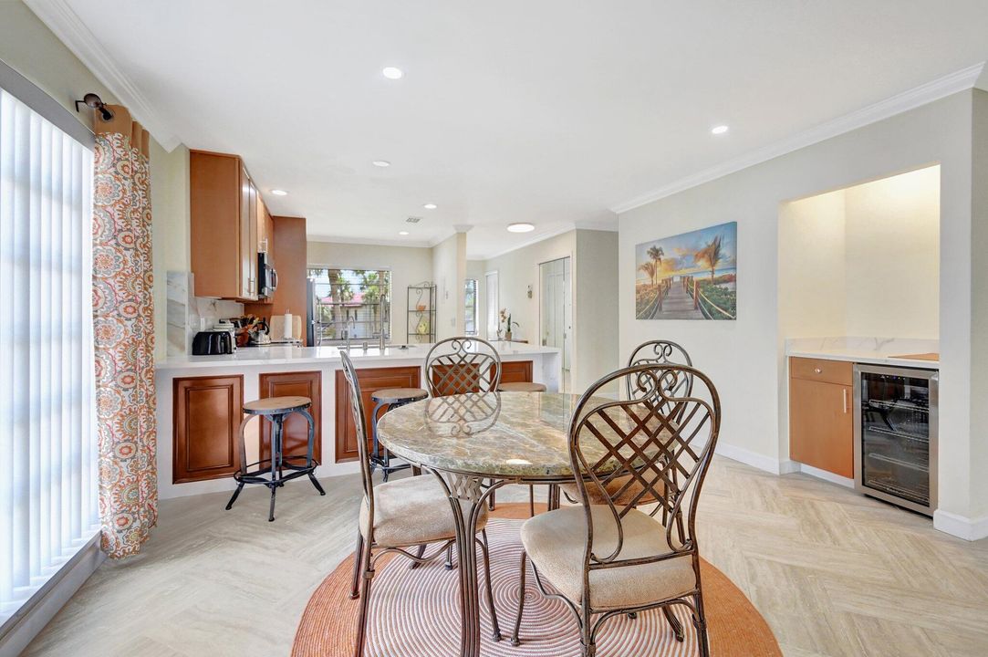 В аренду: $2,700 (2 спален, 2 ванн, 1216 Квадратных фут)