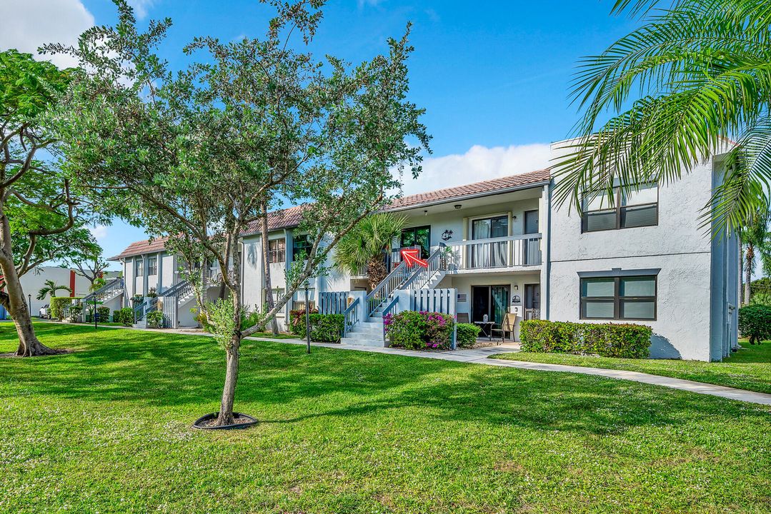 For Sale: $300,000 (2 beds, 2 baths, 899 Square Feet)