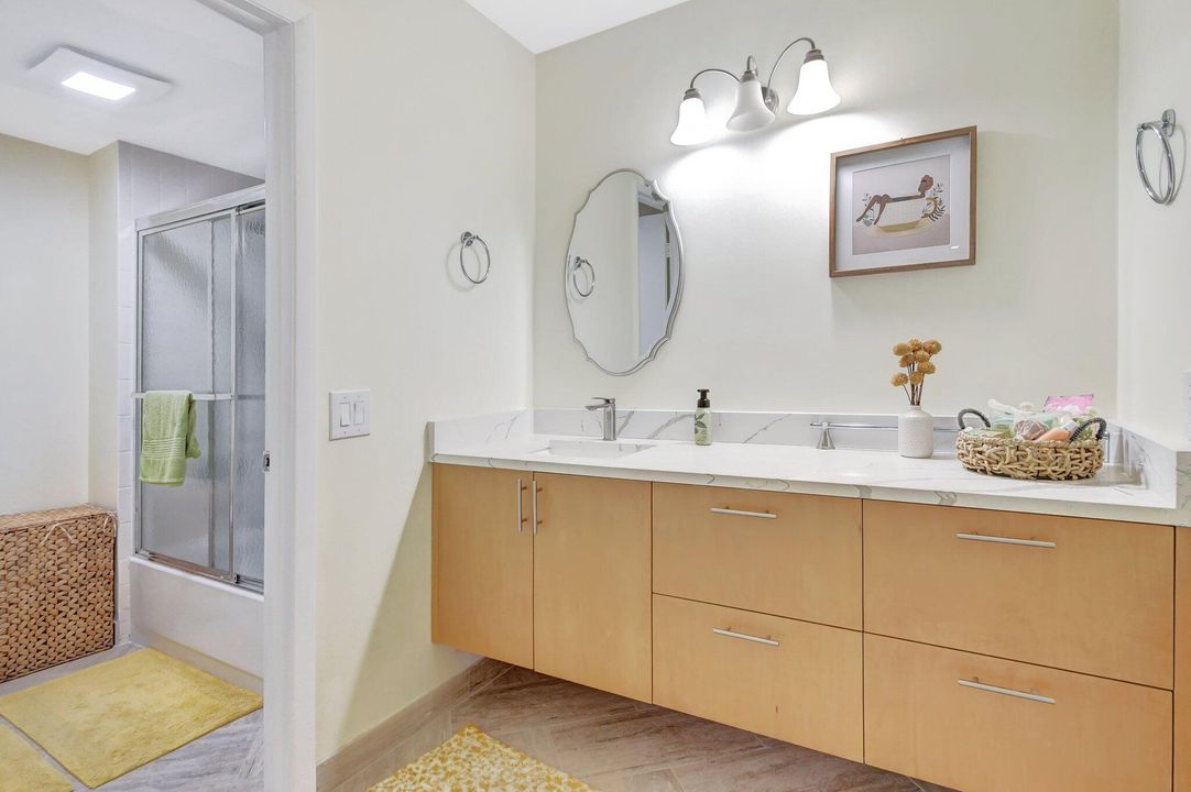 В аренду: $2,700 (2 спален, 2 ванн, 1216 Квадратных фут)