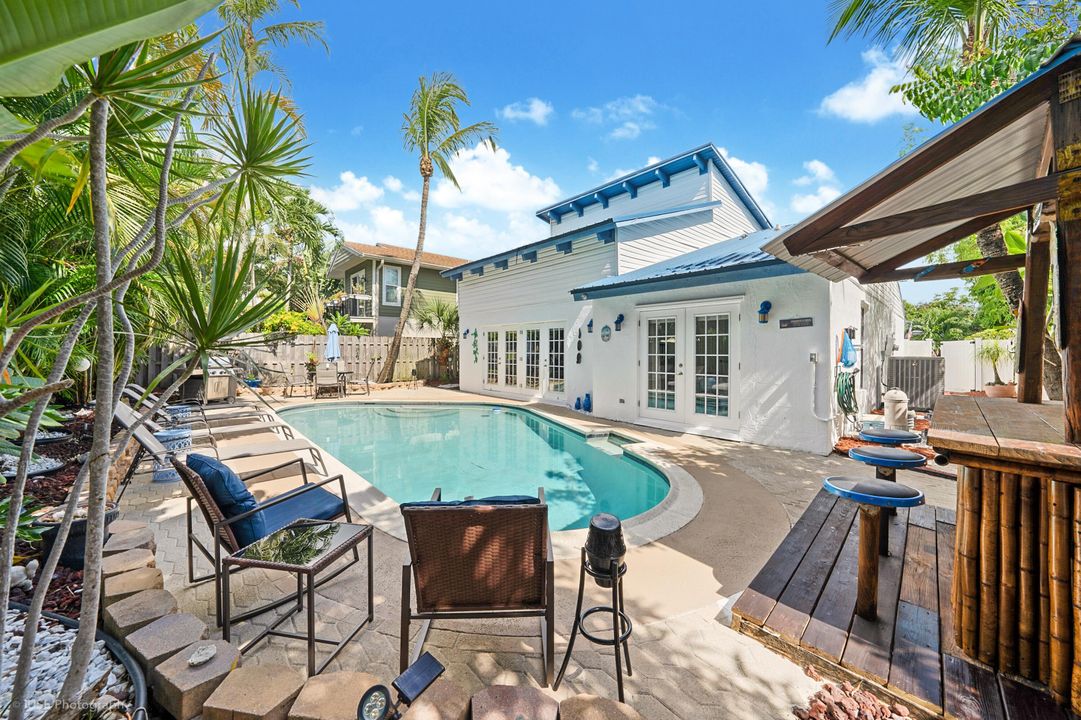 For Sale: $733,000 (2 beds, 2 baths, 1447 Square Feet)