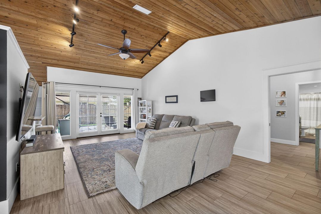 For Sale: $565,000 (3 beds, 2 baths, 1724 Square Feet)