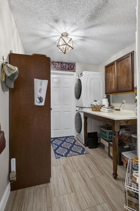 For Sale: $565,000 (3 beds, 2 baths, 1724 Square Feet)