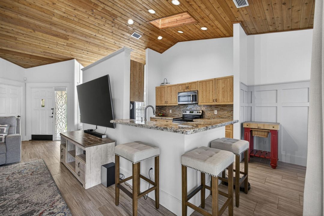 For Sale: $565,000 (3 beds, 2 baths, 1724 Square Feet)