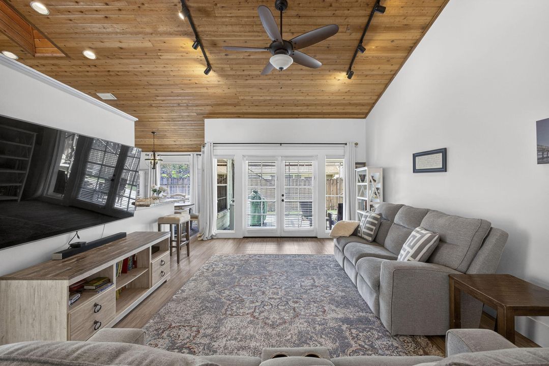 For Sale: $565,000 (3 beds, 2 baths, 1724 Square Feet)