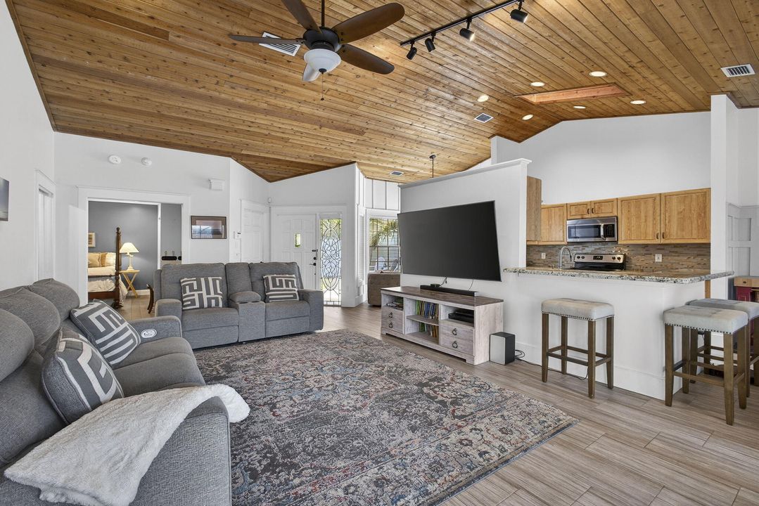 For Sale: $565,000 (3 beds, 2 baths, 1724 Square Feet)