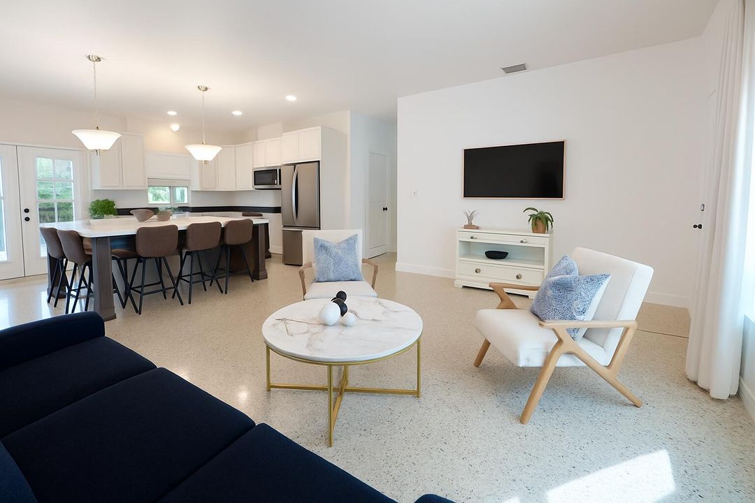 出租: $6,000 (3 贝兹, 2 浴室, 1144 平方英尺)