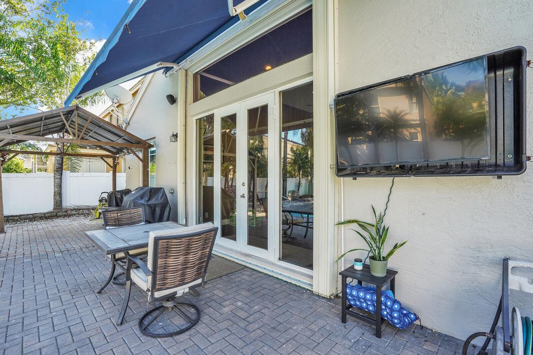 Под контрактом: $550,000 (3 спален, 2 ванн, 1798 Квадратных фут)