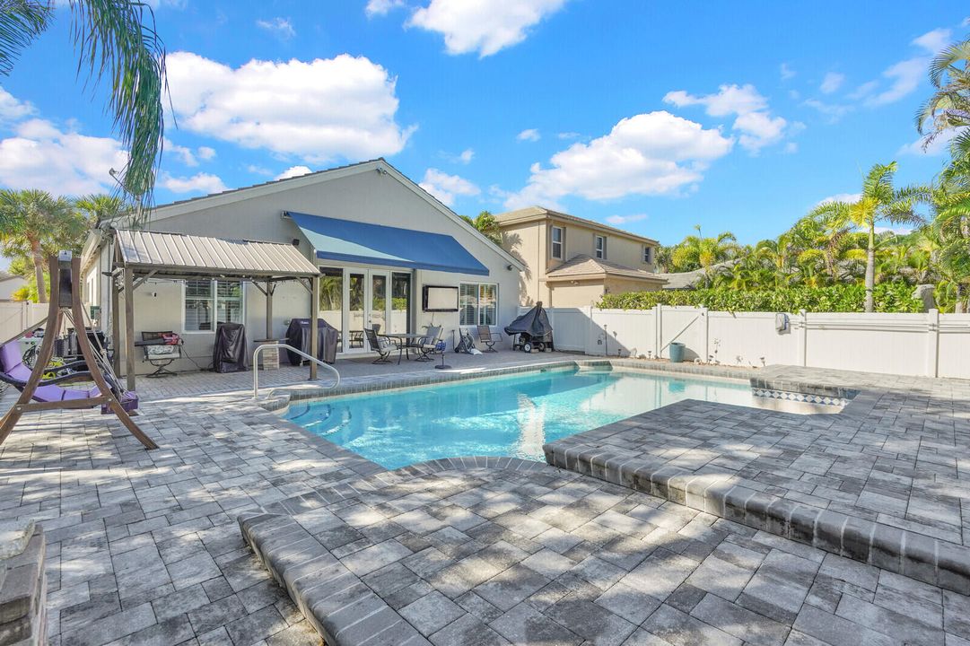 Под контрактом: $550,000 (3 спален, 2 ванн, 1798 Квадратных фут)