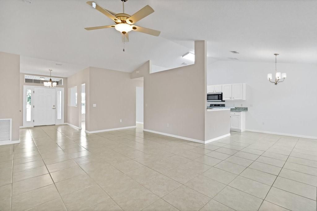 En Venta: $369,900 (4 camas, 3 baños, 2110 Pies cuadrados)