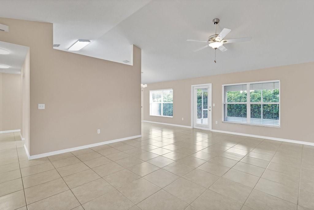 En Venta: $369,900 (4 camas, 3 baños, 2110 Pies cuadrados)