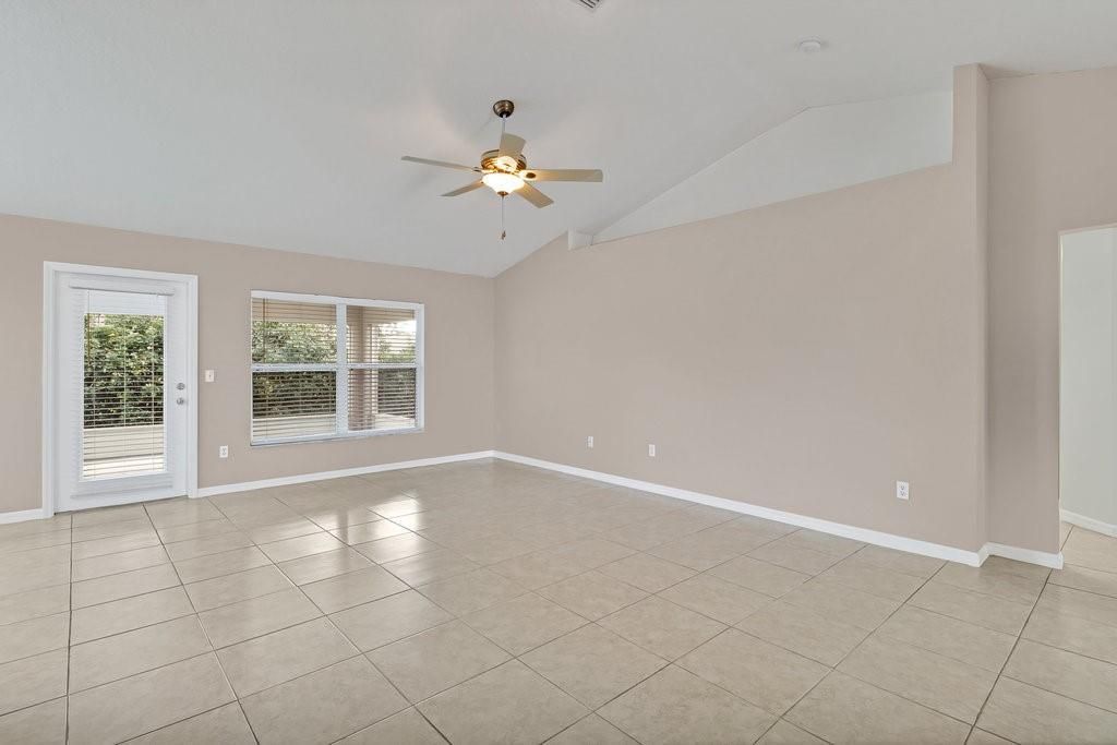 En Venta: $369,900 (4 camas, 3 baños, 2110 Pies cuadrados)