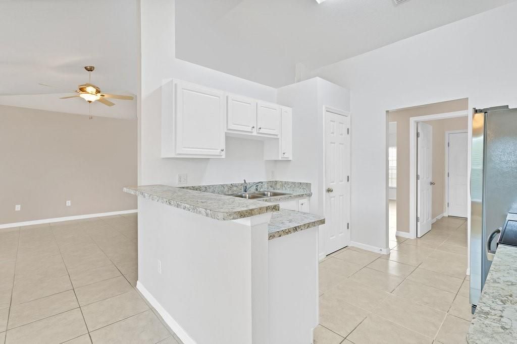 En Venta: $369,900 (4 camas, 3 baños, 2110 Pies cuadrados)