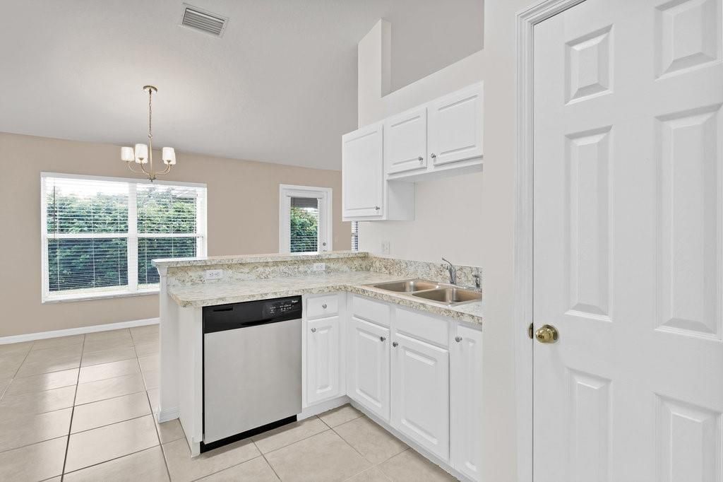 En Venta: $369,900 (4 camas, 3 baños, 2110 Pies cuadrados)