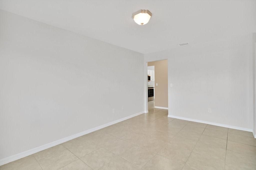 En Venta: $369,900 (4 camas, 3 baños, 2110 Pies cuadrados)