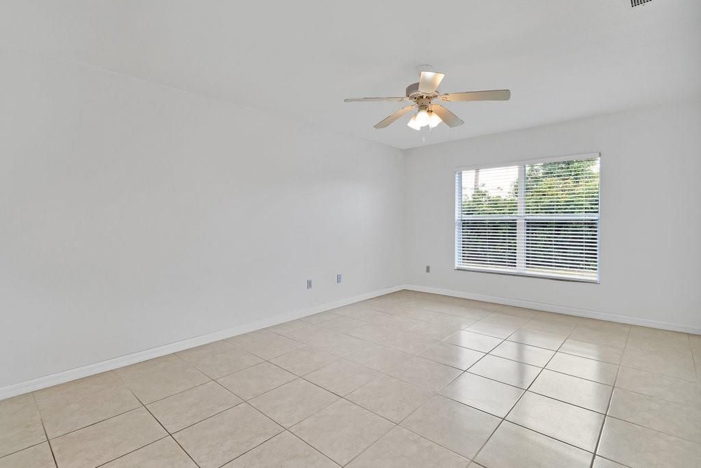 En Venta: $369,900 (4 camas, 3 baños, 2110 Pies cuadrados)