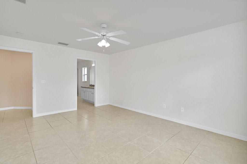 En Venta: $369,900 (4 camas, 3 baños, 2110 Pies cuadrados)