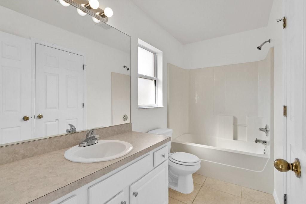 En Venta: $369,900 (4 camas, 3 baños, 2110 Pies cuadrados)