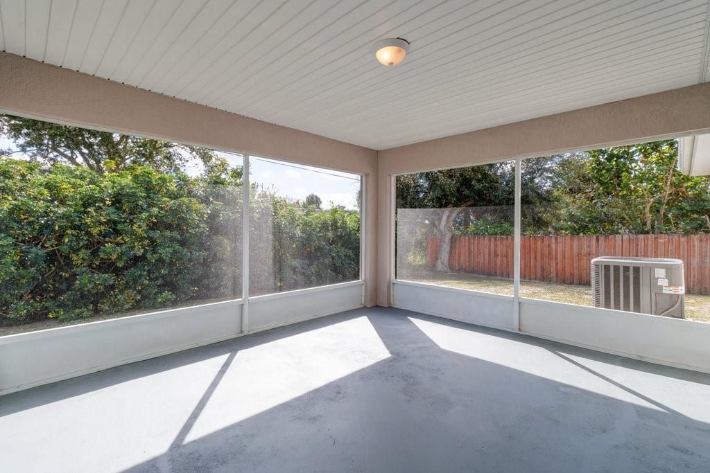 En Venta: $369,900 (4 camas, 3 baños, 2110 Pies cuadrados)