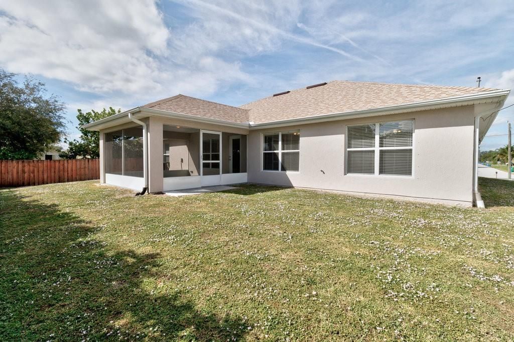 En Venta: $369,900 (4 camas, 3 baños, 2110 Pies cuadrados)