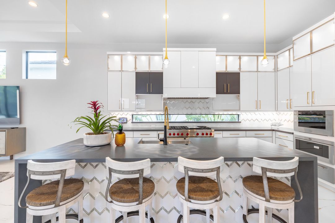 For Sale: $3,395,000 (6 beds, 5 baths, 5476 Square Feet)