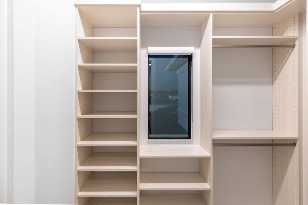 For Sale: $3,395,000 (6 beds, 5 baths, 5476 Square Feet)