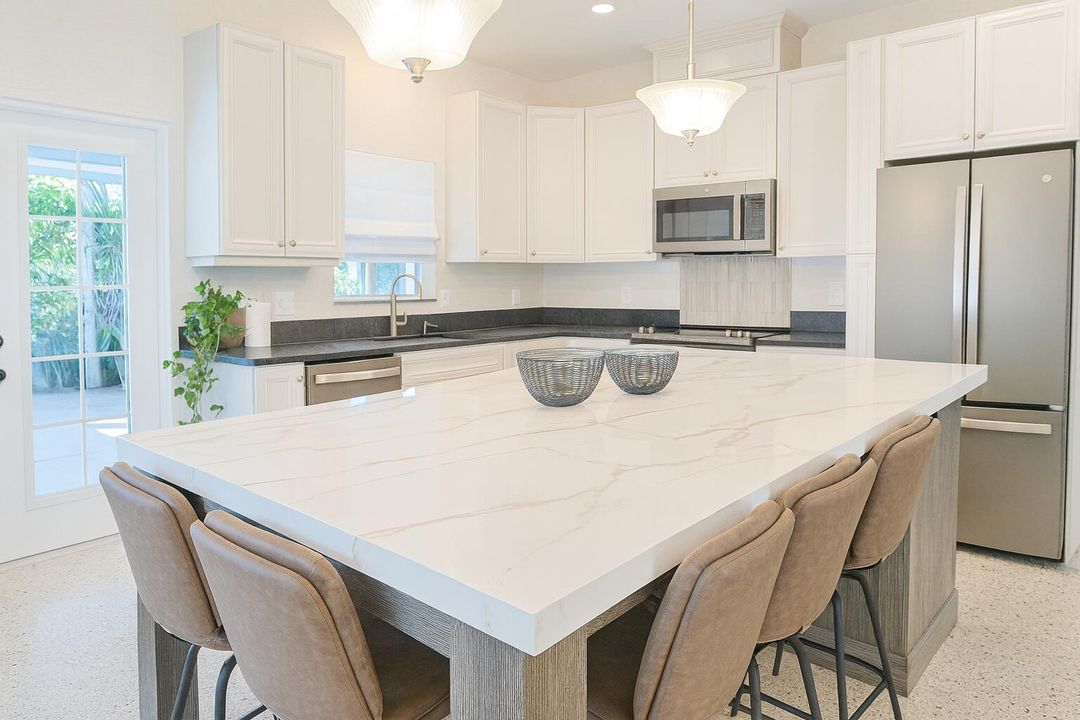 出租: $6,000 (3 贝兹, 2 浴室, 1144 平方英尺)