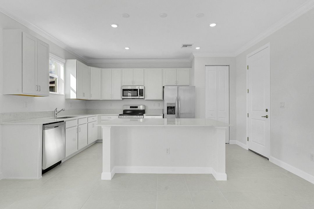 В аренду: $2,600 (4 спален, 2 ванн, 2583 Квадратных фут)