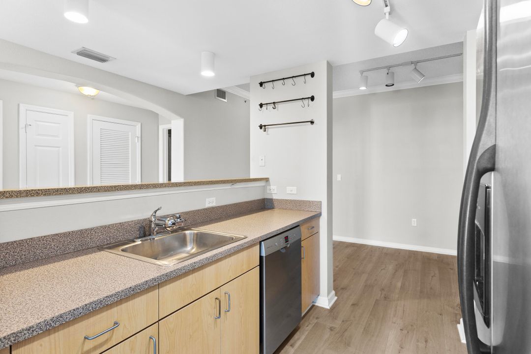 For Sale: $262,500 (1 beds, 1 baths, 760 Square Feet)