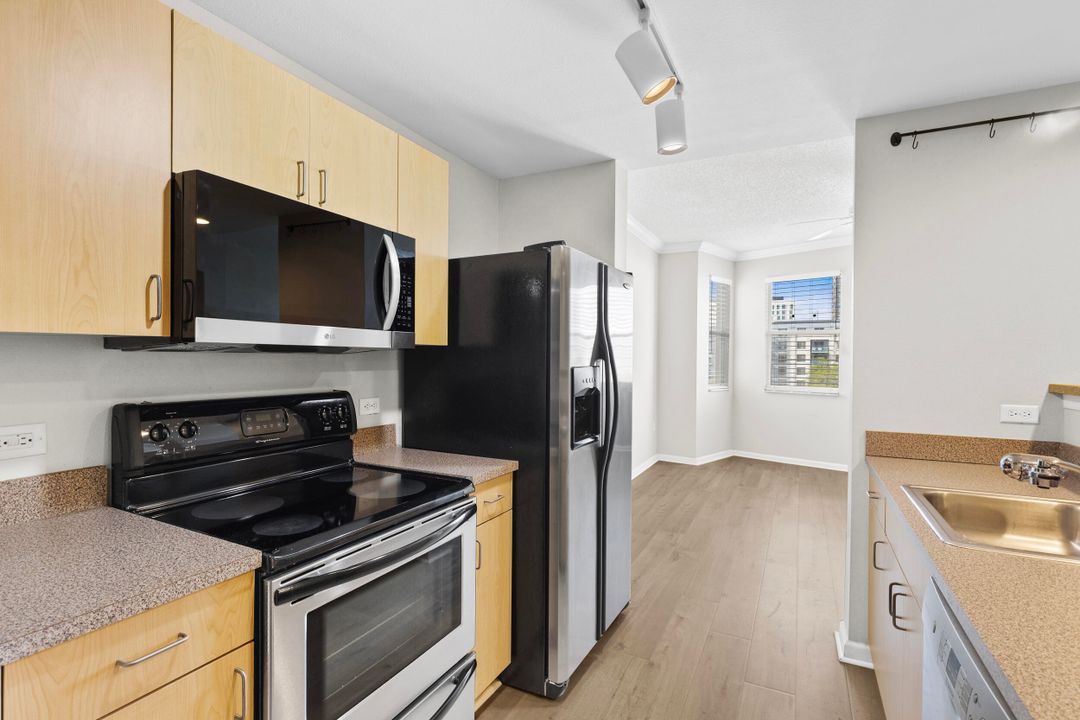 For Sale: $262,500 (1 beds, 1 baths, 760 Square Feet)