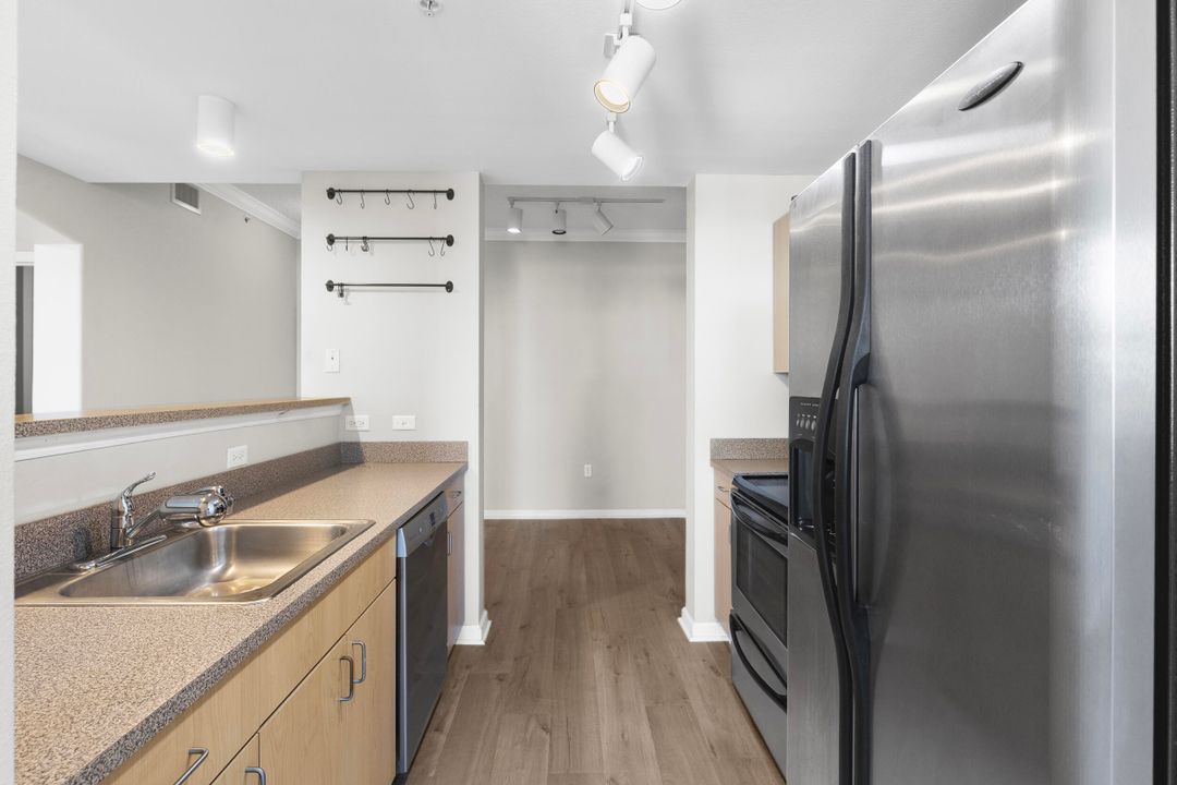 For Sale: $262,500 (1 beds, 1 baths, 760 Square Feet)