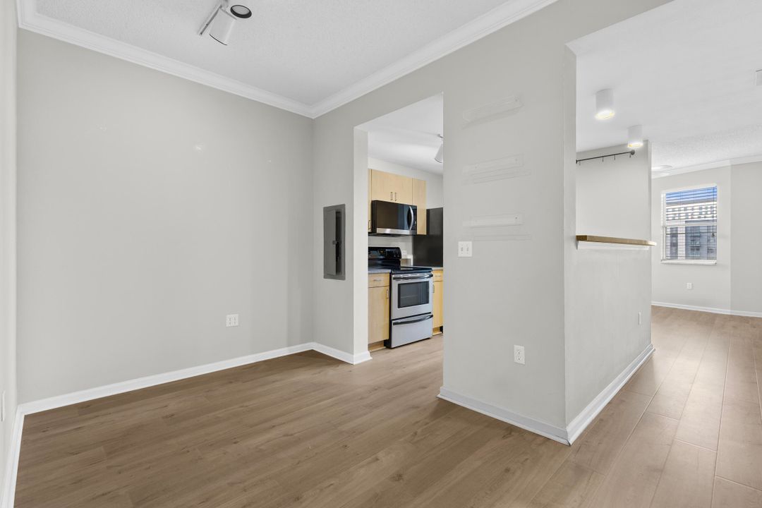 For Sale: $262,500 (1 beds, 1 baths, 760 Square Feet)