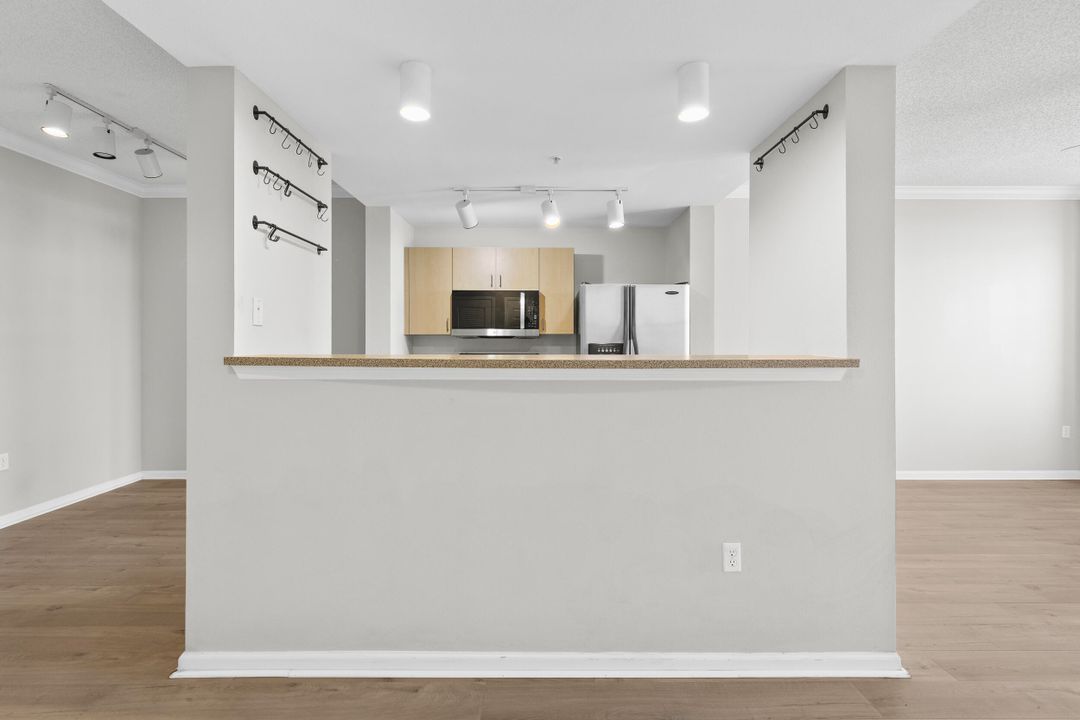 For Sale: $262,500 (1 beds, 1 baths, 760 Square Feet)