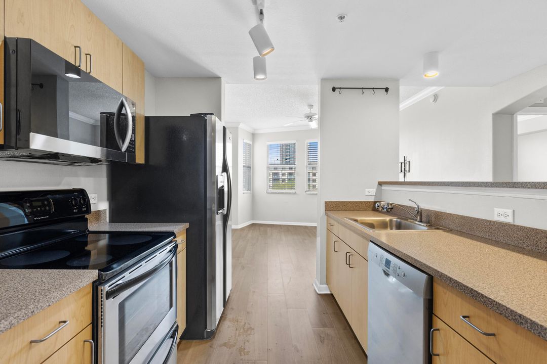 For Sale: $262,500 (1 beds, 1 baths, 760 Square Feet)