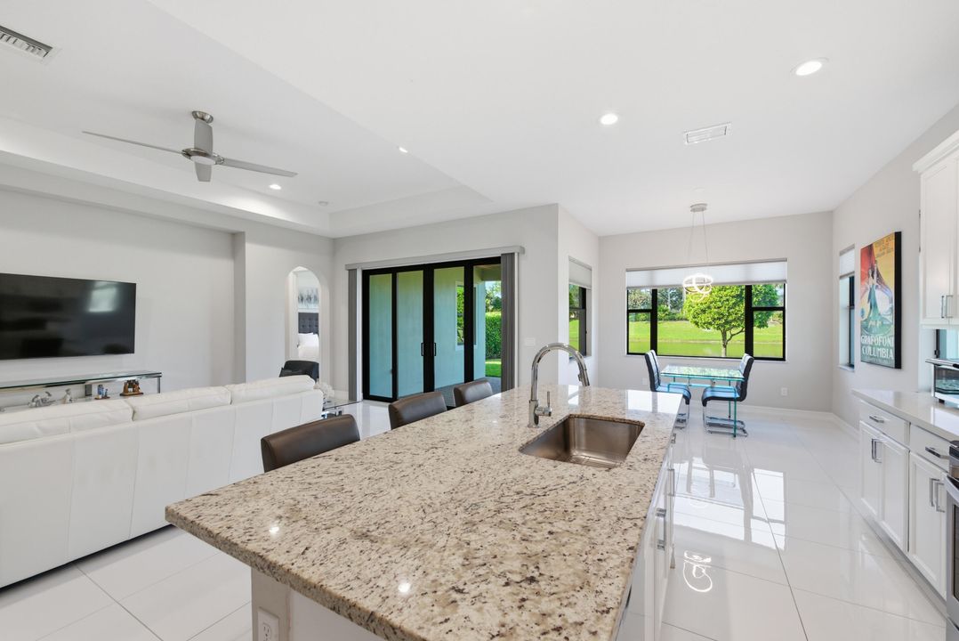 待售: $899,900 (2 贝兹, 2 浴室, 2100 平方英尺)