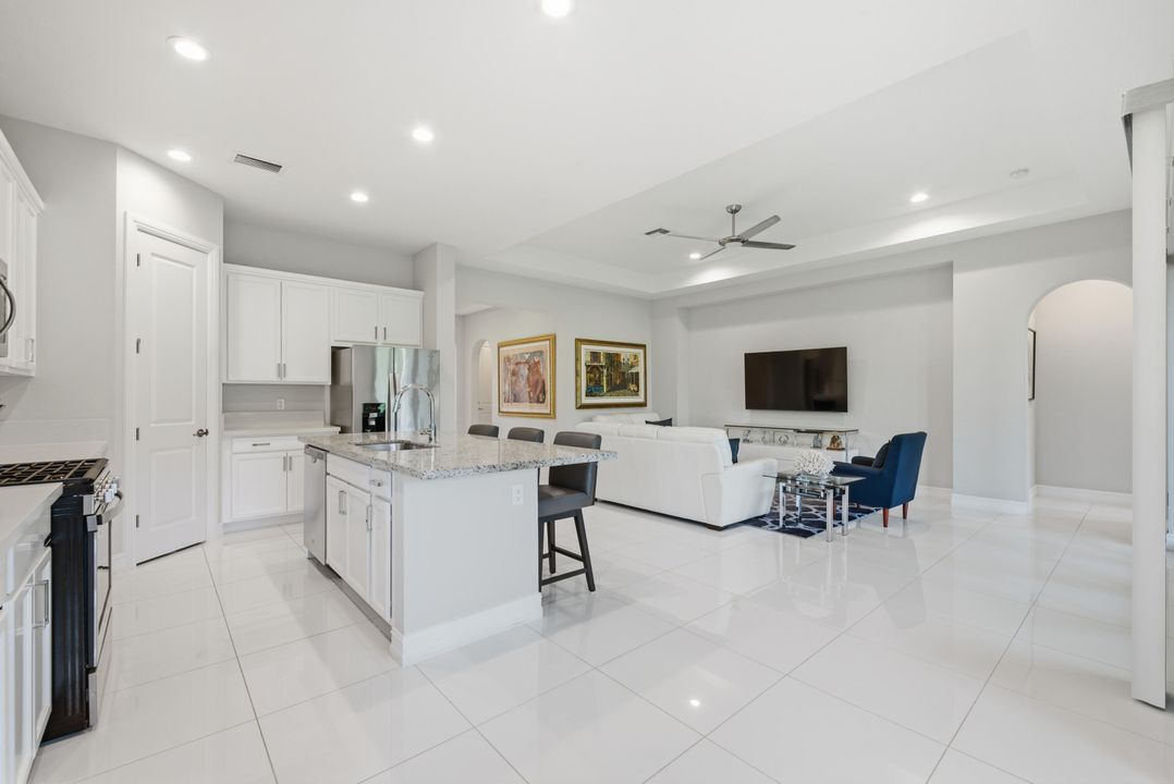 待售: $899,900 (2 贝兹, 2 浴室, 2100 平方英尺)