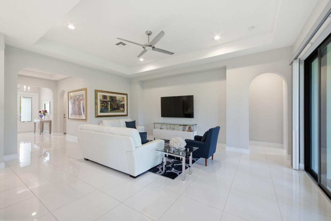 待售: $899,900 (2 贝兹, 2 浴室, 2100 平方英尺)