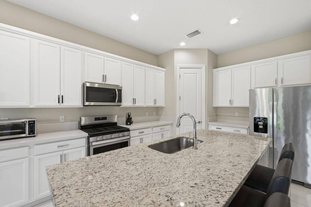 待售: $899,900 (2 贝兹, 2 浴室, 2100 平方英尺)